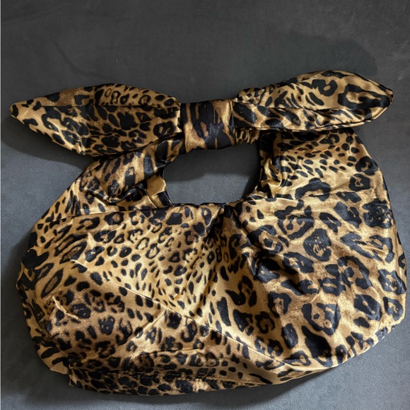 Handbags - 🤎 Leopard Print Purse with Bow Handle